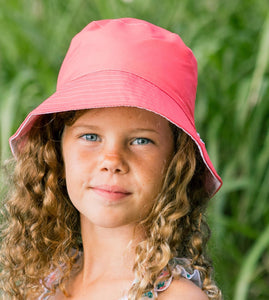 Suns Out Reversible Bucket Hat in Sugar Coral